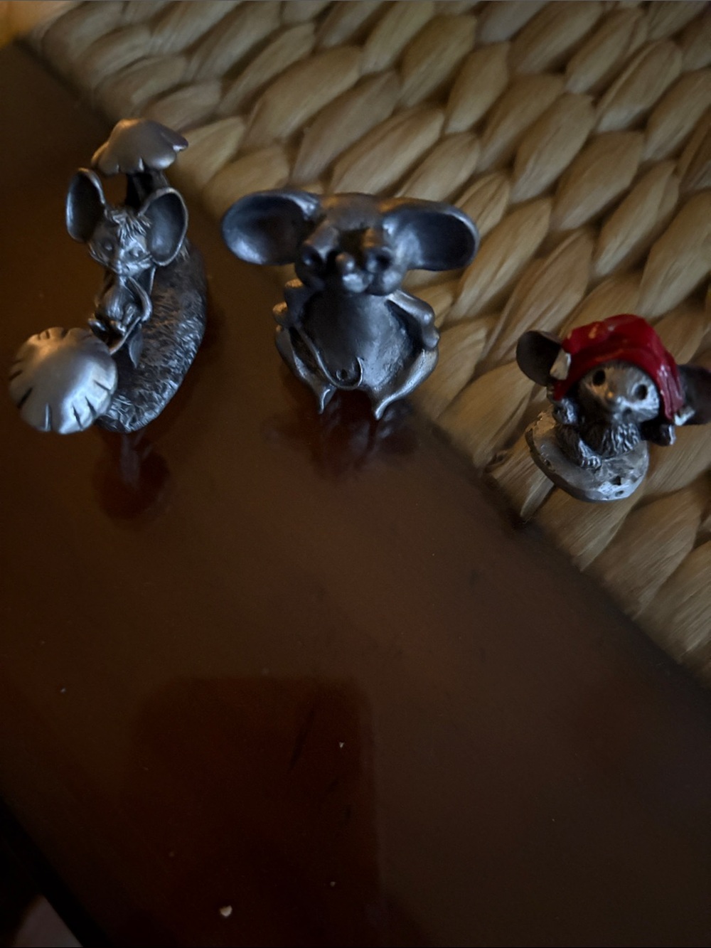 Decorative putter Mouse Pet Toy Figurines one with Red Accent putter
